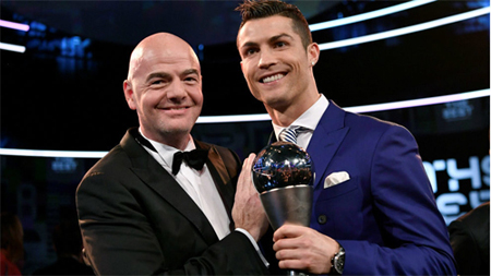 Chủ tịch FIFA, Gianni Infantino trao giải The Best - Cầu thủ hay nhất năm 2016 cho Ronaldo.